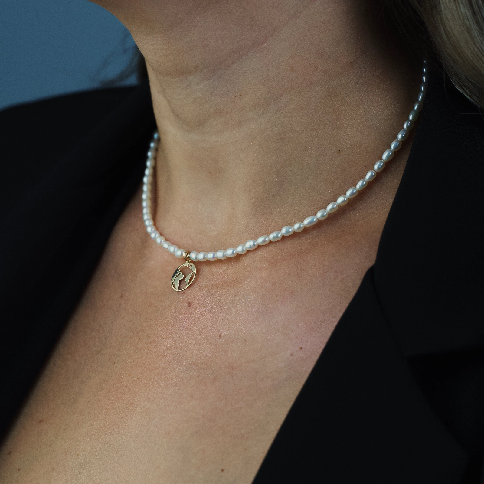 Colier din perle naturale si pandantiv globul pamantesc din Aur 14K- Perle mici dim. 3-4 mm - Copie [2]