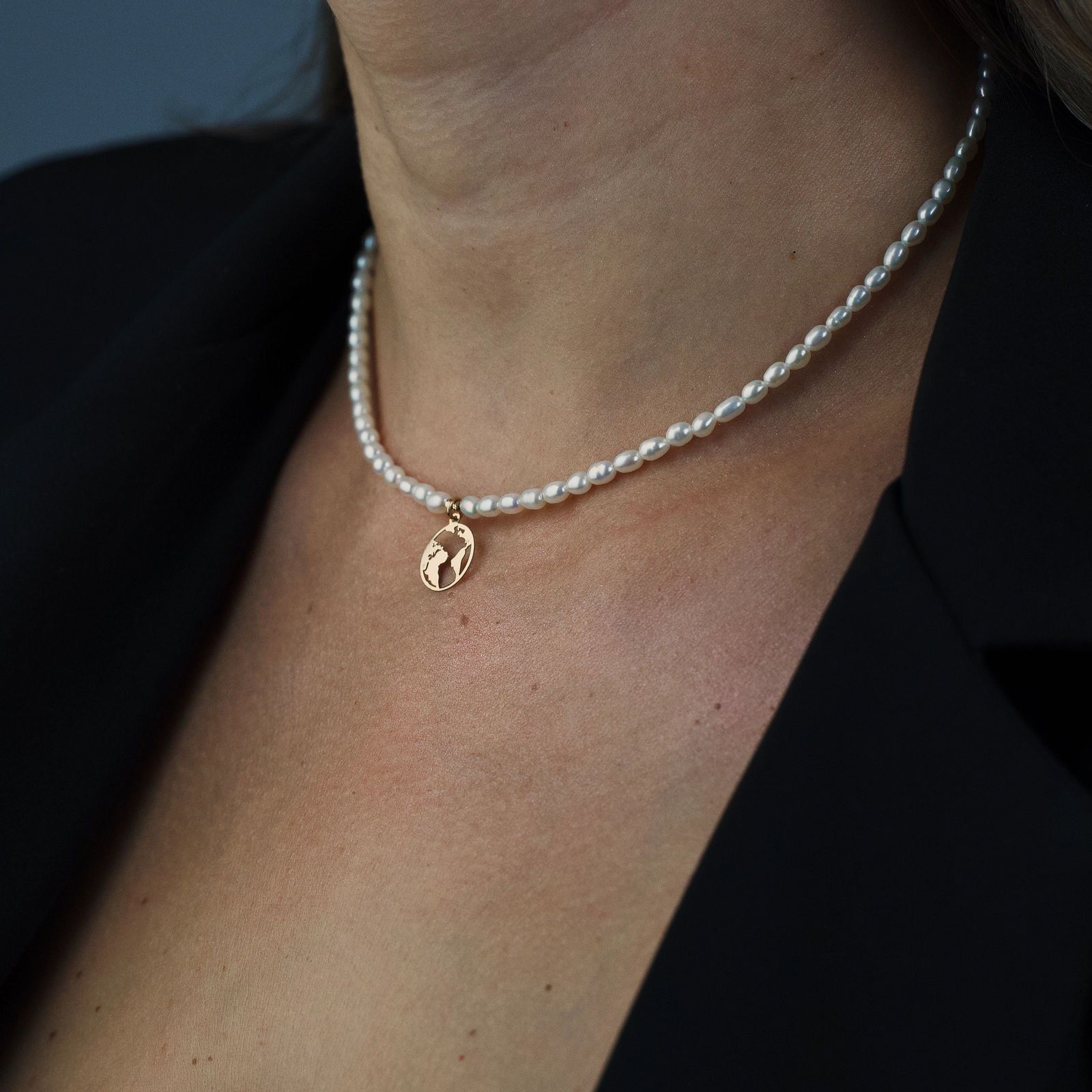 Colier perle naturale - Colier din perle naturale si pandantiv globul pamantesc din Aur 14K- Perle mici dim. 3-4 mm - Copie