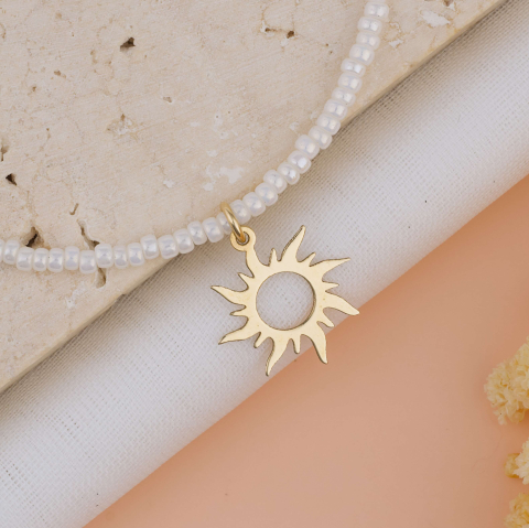 Coliere margele colorate si aur - Colier tip choker la baza gatului cu margele Toho albe 2 mm si pandantiv Soare din Aur 14K