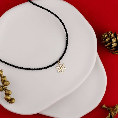 COLIERE - Colier margele din sticla negre si pandantiv Fulg de Nea Aur 14K  10mm - Colectia de Craciun