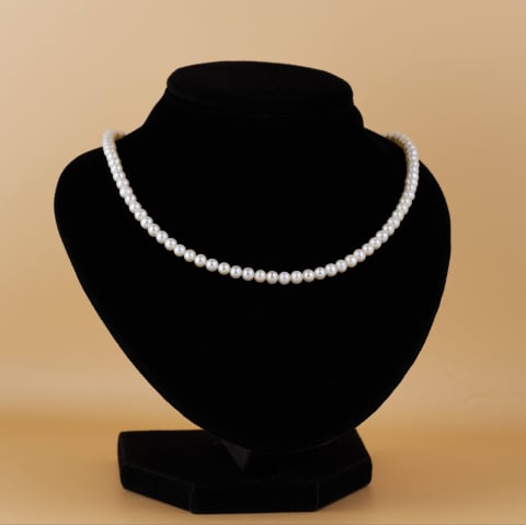 AUR - Colier clasic din perle naturale de cultura albe rotunde 4 mm AAA+ si prindere din Aur 14K - Choker Perle si Aur