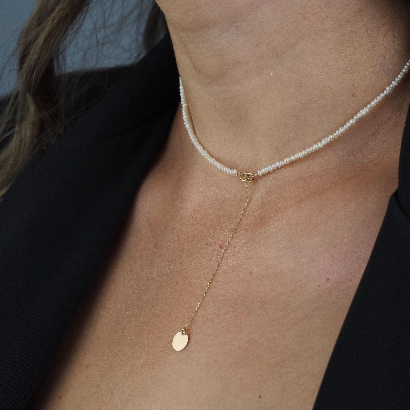 Colier perlute mici si pandantiv banut din aur 14K 8 mm cu extensie de lantisor [1]