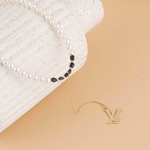 Coliere din perle naturale cu aur - Colier perle albe de cultura cu pandantiv LV pe extensie de lantisor si bilute striate din Aur 14K