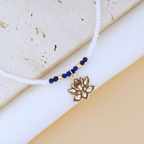 Coliere margele colorate si aur - Choker margele toho albe si pietre semipretioase Lapiz Lazuli - Pandantiv Aur 14K Floare de Lotus