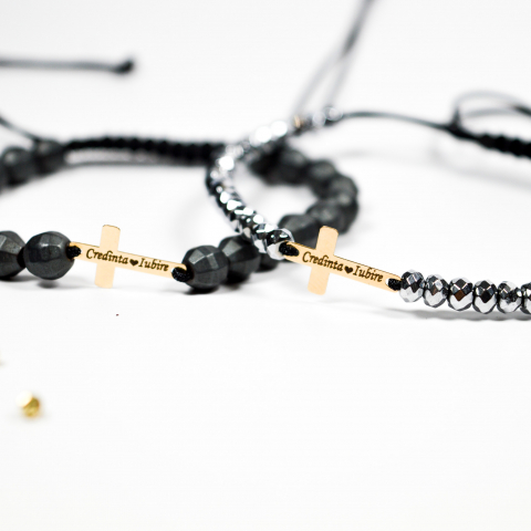 Set cuplu bratari reglabile cu snur si cruciulita din aur 14K - Mesaj gravat [1]