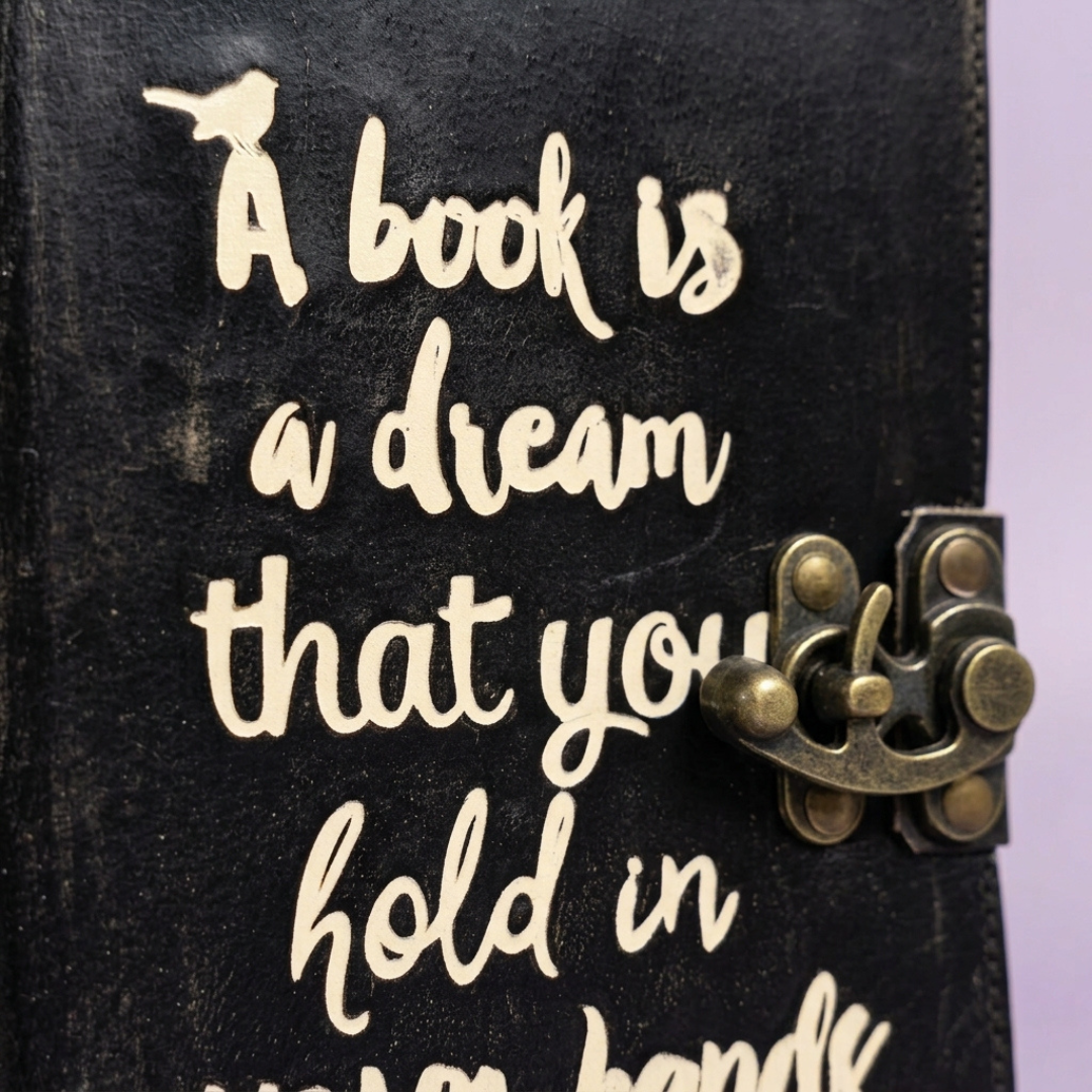 Jurnal din Piele Naturală Neagră Patinată „A Book is a Dream” (13x18 cm) – Agendă Vintage cu Citat Gravat și Închizătoare Metalică [2]