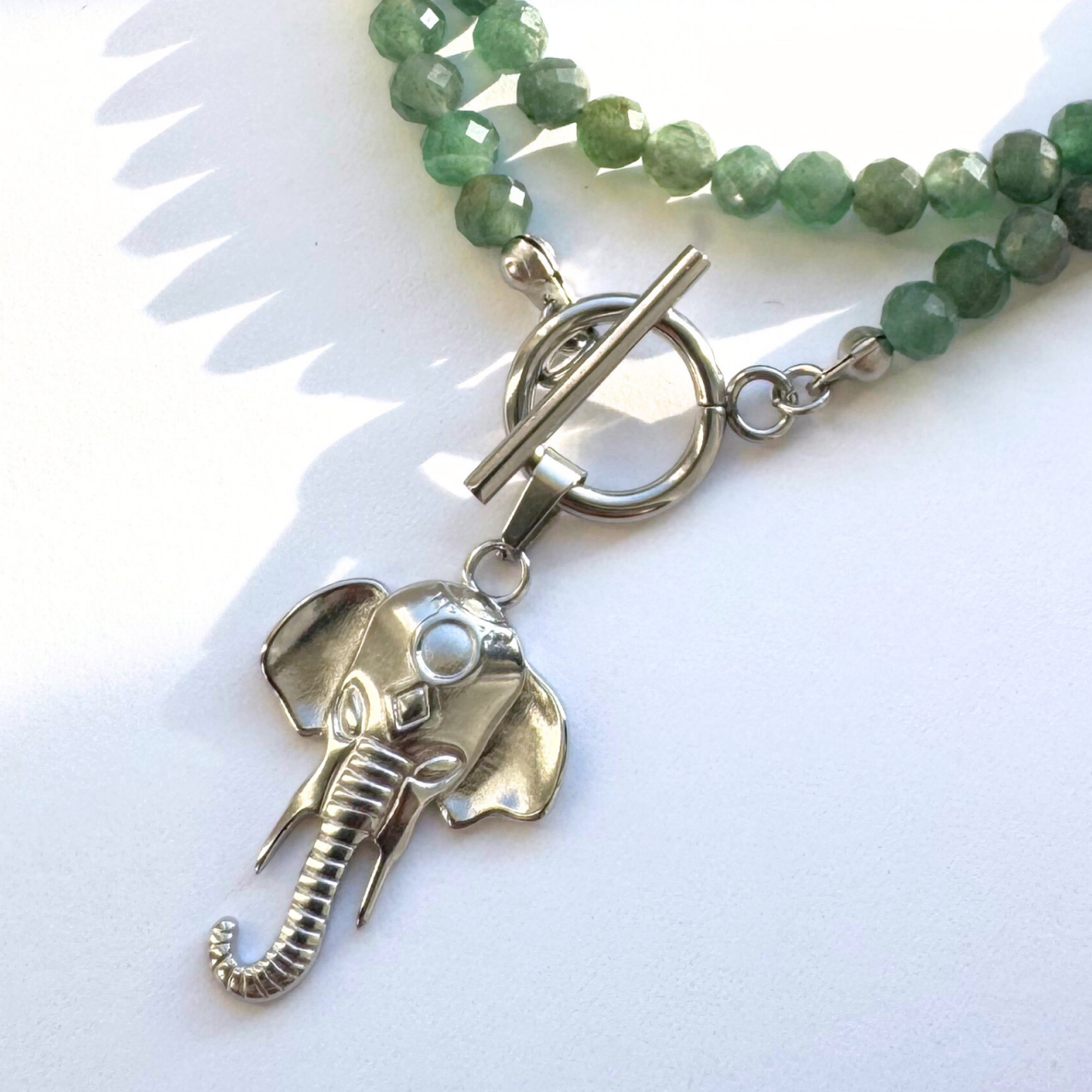 Colier la baza gatului din aventurin verde cu pandantiv elefant si inchizatoare toggle [2]