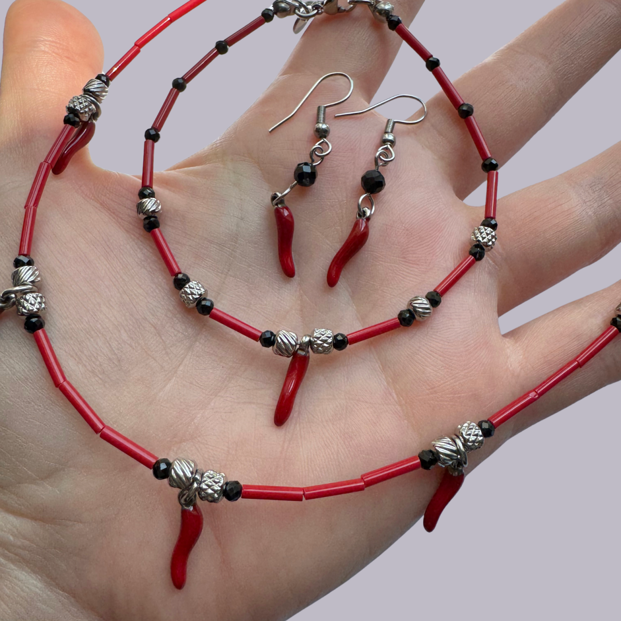 Set argintiu cu turmalina neagra, margele rosii si charm-uri norocoase ardei iute ( Lucky Chili Pepper) [2]