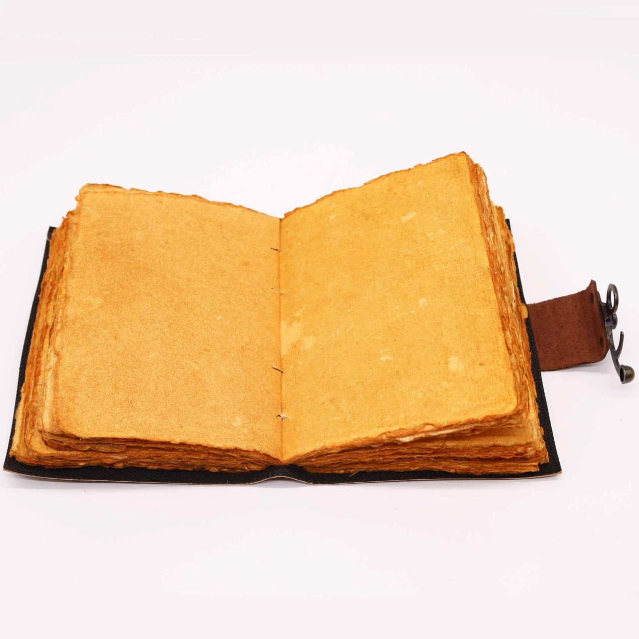 Agenda / Jurnal din piele Mandala cu pagini tip pergament , margini zimtate si inchidere metalica [2]