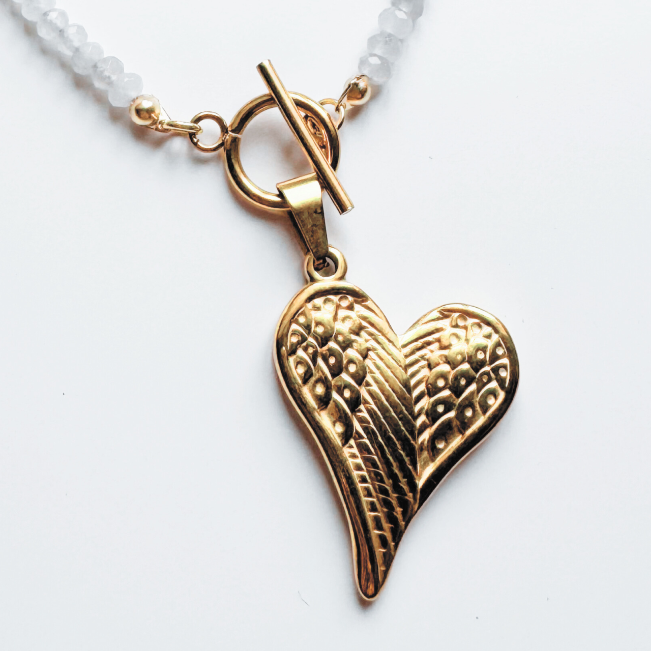 Colier la baza gatului din jad alb cu pandantiv inima auriu si inchizatoare toggle [2]