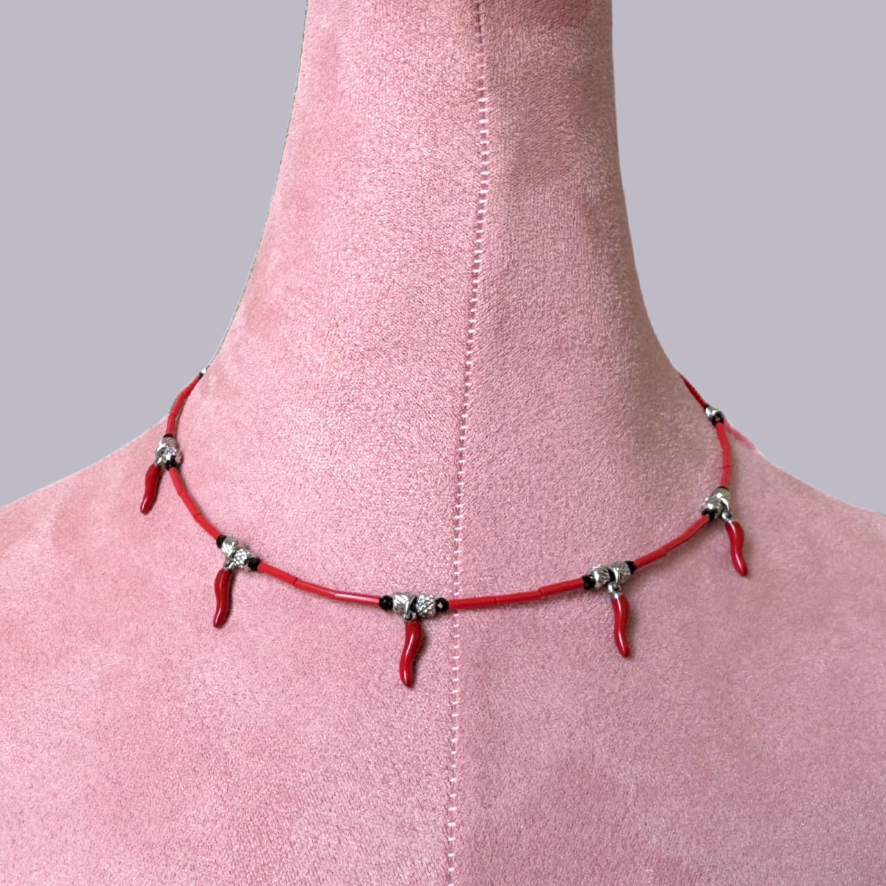 Colier argintiu cu turmalina neagra, margele rosii si charm-uri norocoase ardei iute ( Lucky Chili Pepper) [3]