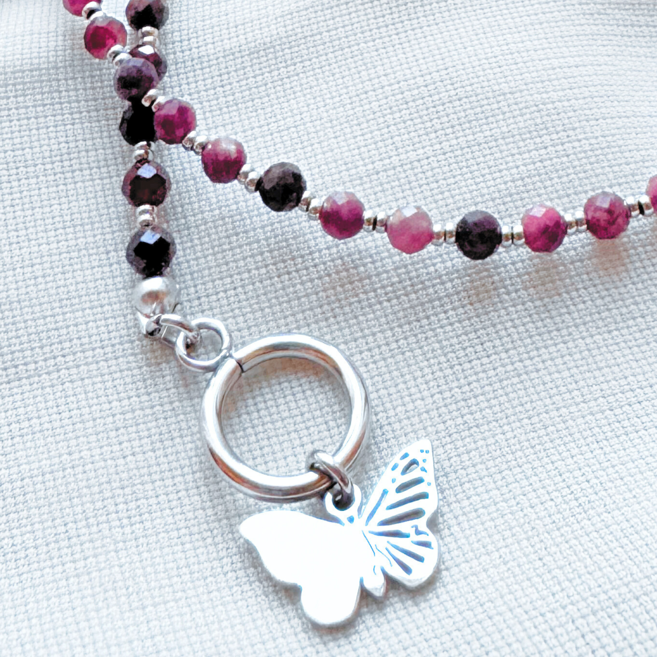 Colier argintiu la baza gatului din turmalina roz si granat cu inchizatoare toggle si pandantiv fluture [3]