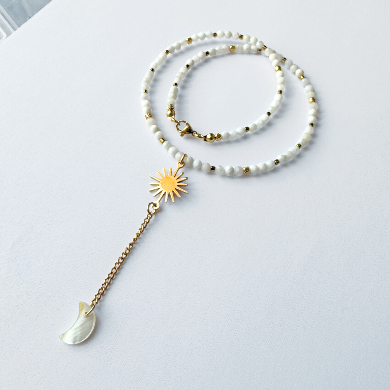 Colier auriu la baza gatului din piatra lunii cu pandantiv soare si luna din sidef [2]