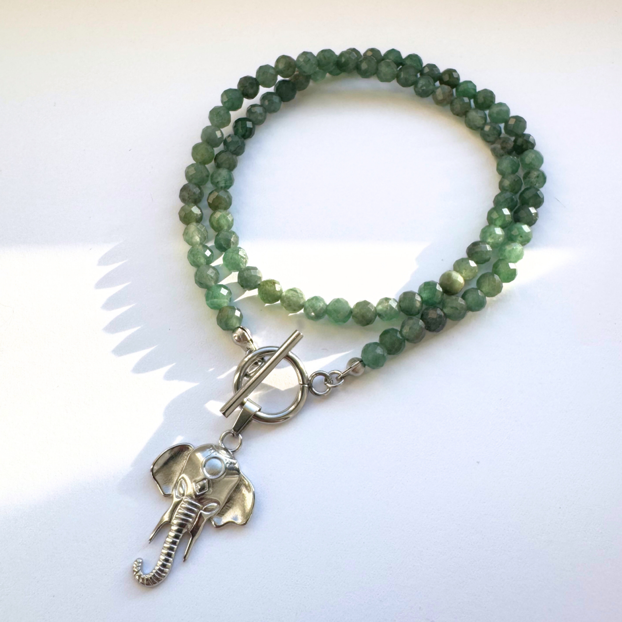 Colier la baza gatului din aventurin verde cu pandantiv elefant si inchizatoare toggle [1]