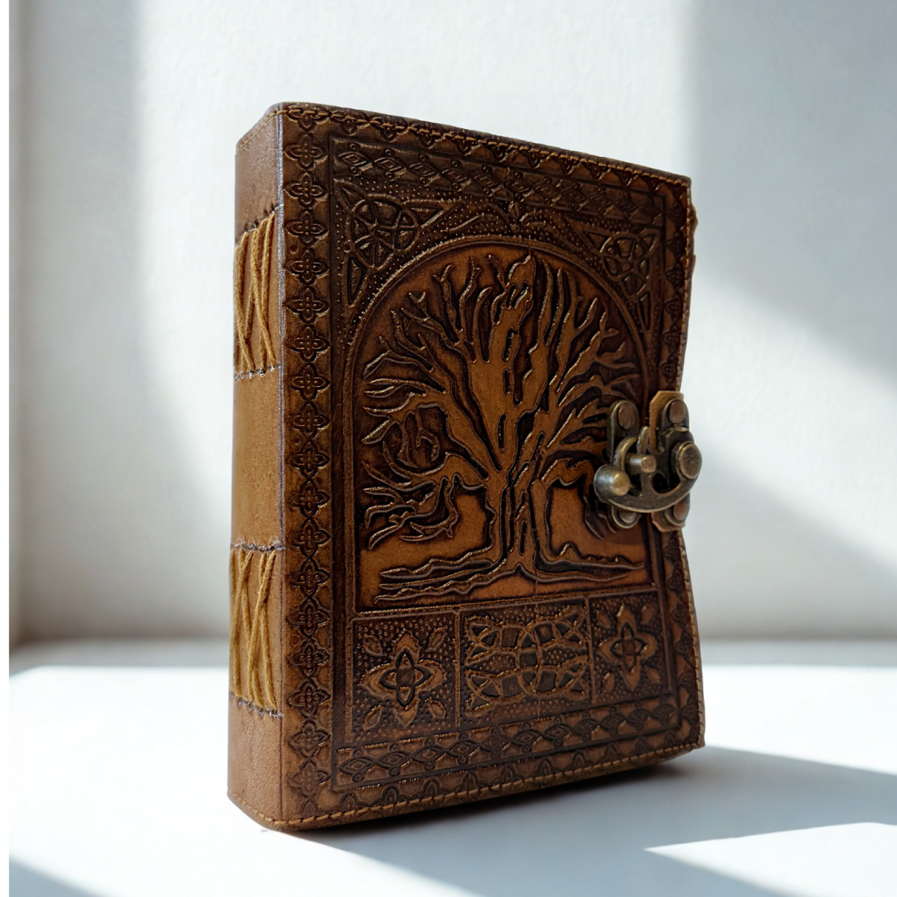 Agenda / Jurnal din piele naturala cu pagini tip pergament si inchidere metalica - Copac antic [4]