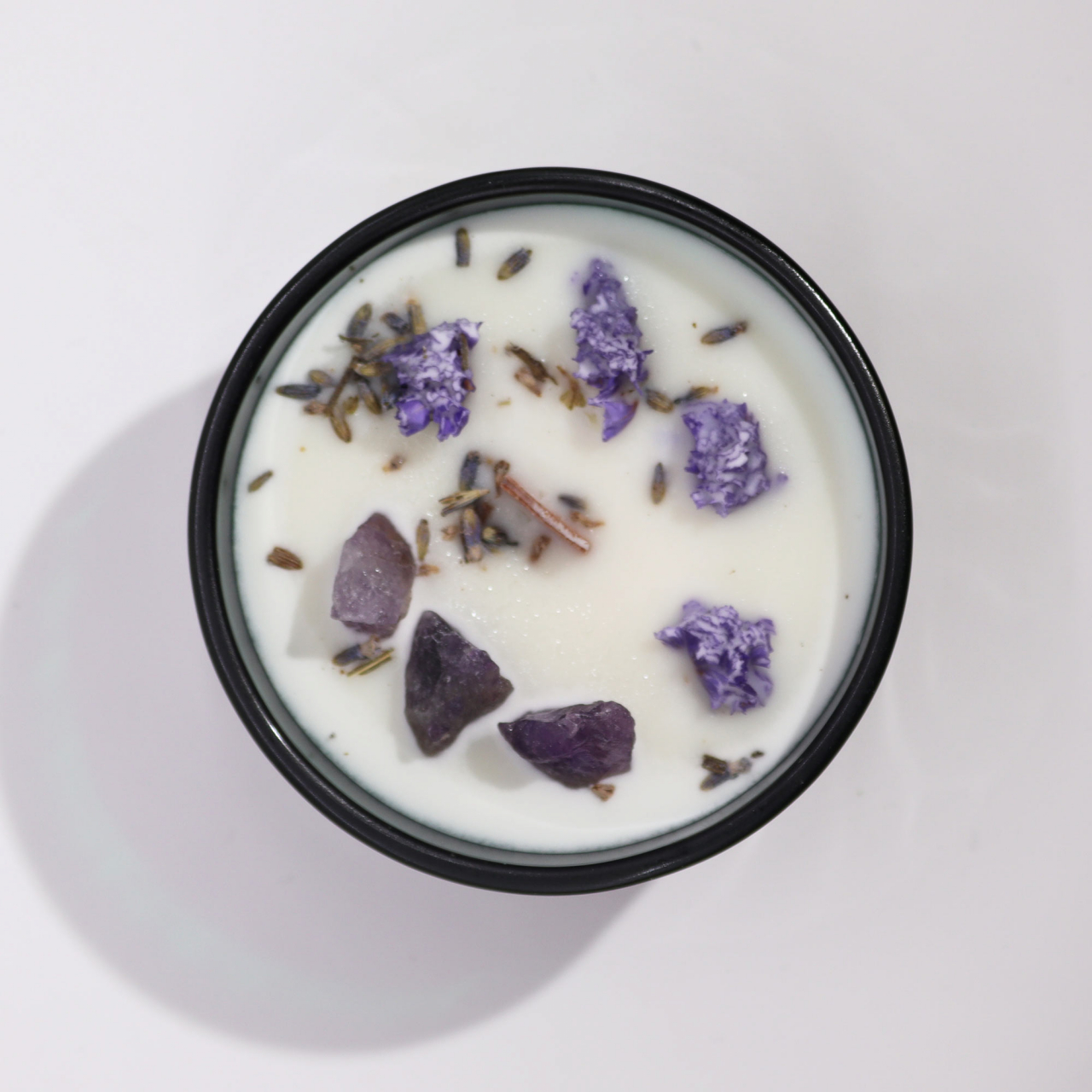 Lumanare parfumata din ceara de soia cu flori si cristale de ametist - lavanda - The moon [5]