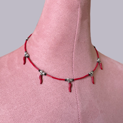 Cele mai populare - Colier argintiu cu turmalina neagra, margele rosii si charm-uri norocoase ardei iute ( Lucky Chili Pepper)