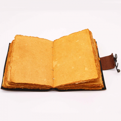 Agenda / Jurnal din piele Mandala cu pagini tip pergament , margini zimtate si inchidere metalica [1]