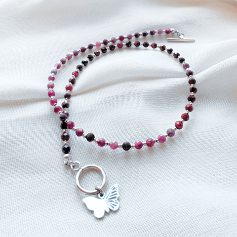 Coliere - Colier argintiu la baza gatului din turmalina roz si granat cu inchizatoare toggle si pandantiv fluture