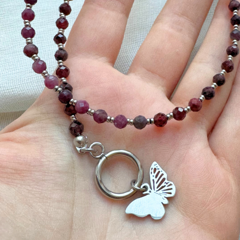 Colier argintiu la baza gatului din turmalina roz si granat cu inchizatoare toggle si pandantiv fluture [1]