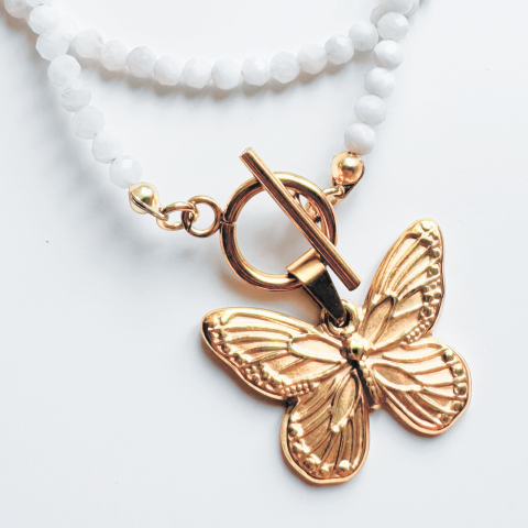Colier la baza gatului din piatra lunii cu pandantiv fluture auriu si inchizatoare toggle [1]