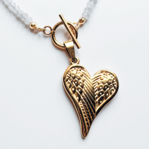 Colier la baza gatului din jad alb cu pandantiv inima auriu si inchizatoare toggle [1]