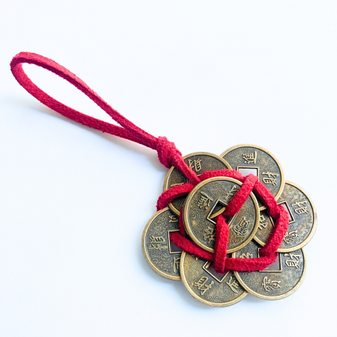 Feng Shui - Amuleta Feng Shui cu 7 monede medii cu snur rosu - bunastare si noroc