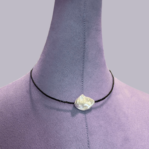 Coliere - Colier reglabil la baza gatului din turmalina neagra cu perla din scoica
