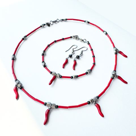 Bratari - Set argintiu cu turmalina neagra, margele rosii si charm-uri norocoase ardei iute ( Lucky Chili Pepper)
