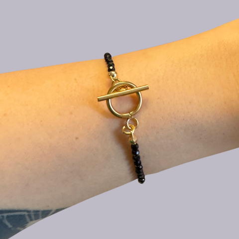 Femei - Bratara aurie din turmalina neagra si otel inoxidabil placat auriu cu inchizatoare toggle