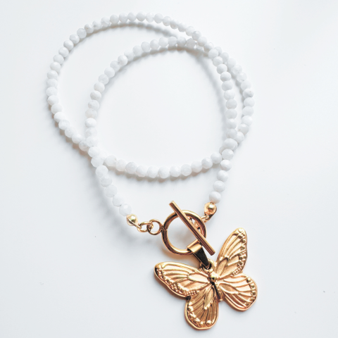 Coliere - Colier la baza gatului din piatra lunii cu pandantiv fluture auriu si inchizatoare toggle