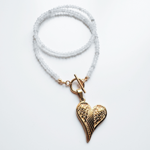 Coliere - Colier la baza gatului din jad alb cu pandantiv inima auriu si inchizatoare toggle