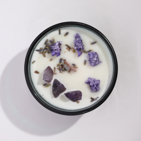 Lumanare parfumata din ceara de soia cu flori si cristale de ametist - lavanda - The moon [4]