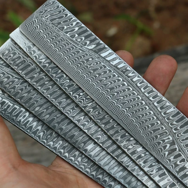 Ghidul Materialelor Utilizate la Cuțite: 4Cr13, 5Cr13, 7Cr13, 440 și Damasc VG10 Core