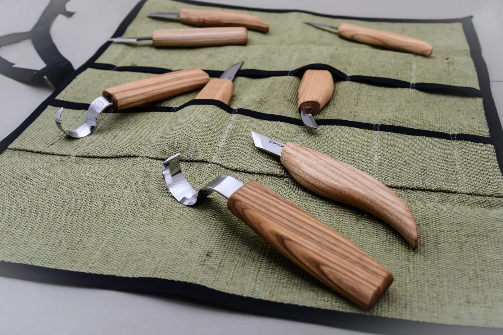 S08 – Set de Cioplit in Lemn cu 8 Cutite [3]