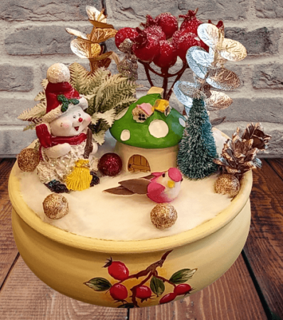 Aranjament floral din flori uscate, artificiale, casuta din rasina si ghiveci din ceramica [0]