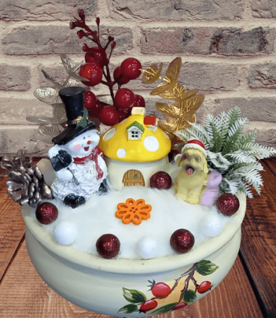 Aranjament floral din flori uscate, artificiale, casuta din rasina si ghiveci din ceramica [1]