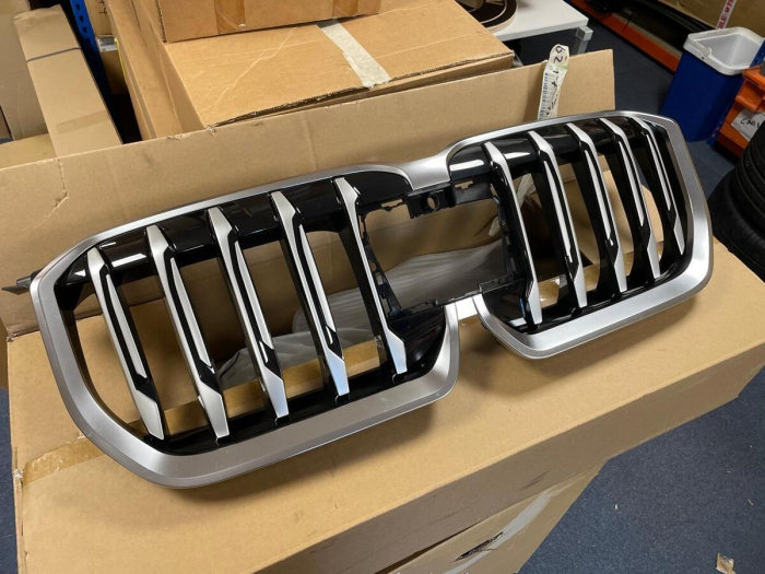 51135A0BB85 GRILA BARA FATA BMW X1 U11 [1]