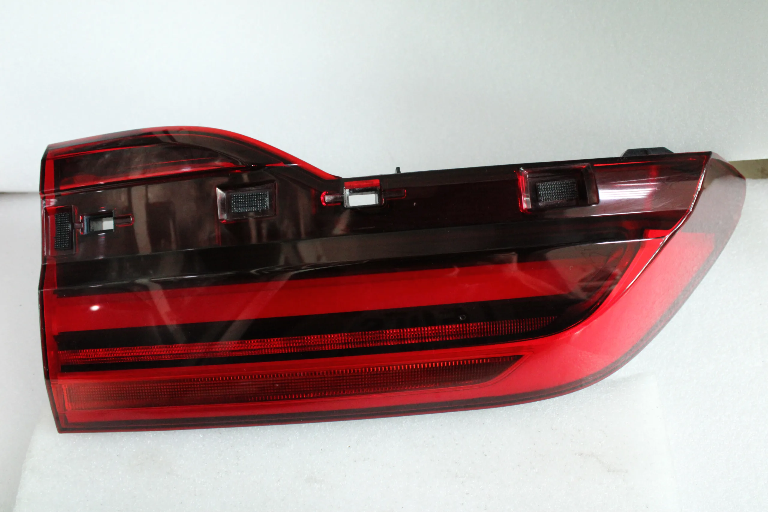 63217442292 STOP PORTBAGAJ DREAPTA BMW X7 G07 [1]