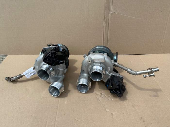 Turbine noi originsle BMW seria 5 M5 seria 8 F91 F92 F93 11657852373          11657852372 [1]