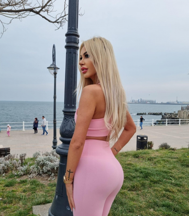 Compleu Roz Dama Pink Summer Seamless Fara Cusaturi Scurt Modelator si Compresiv Pentru Fitness Sala Sport | BOMBFIT [5]