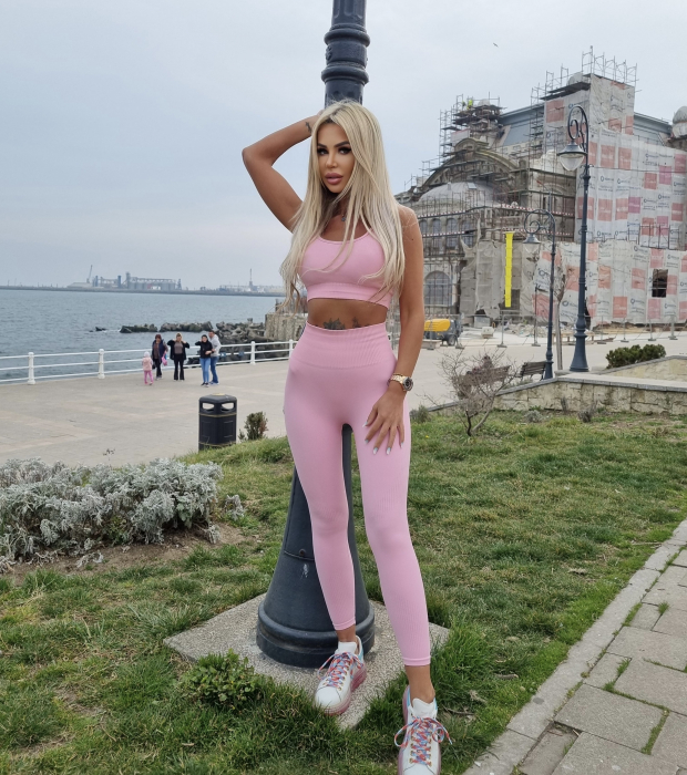Compleu Roz Dama Pink Summer Seamless Fara Cusaturi Scurt Modelator si Compresiv Pentru Fitness Sala Sport | BOMBFIT [3]