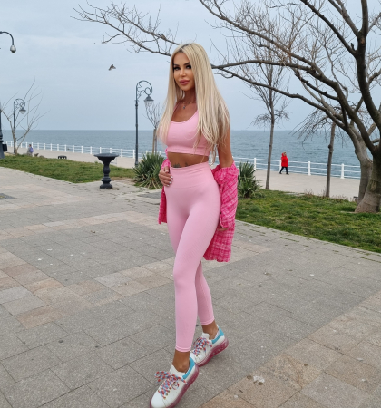 Compleu Roz Dama Pink Summer Seamless Fara Cusaturi Scurt Modelator si Compresiv Pentru Fitness Sala Sport | BOMBFIT [1]