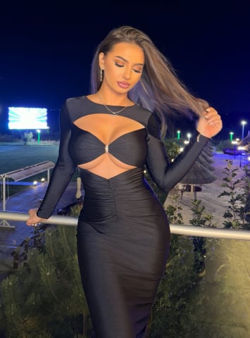 ROCHII & FUSTE - Rochie Black Touch Dama Eleganta Neagra cu Cupe Intarite si Decolteu Sexy Crapata la Spate | BOMBFIT
