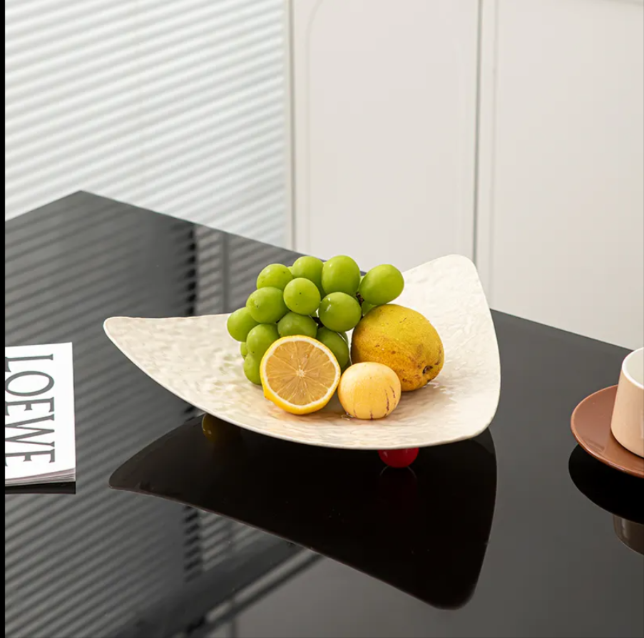 Tava servire din plastic, model texturat, forma triunghi, Crem, 30 x 6 cm [1]