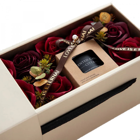 Baie - Set lumânare parfumată și aranjament floral cu trandafiri din săpun, Roșu