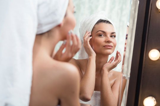 femeie in baie la oglinda