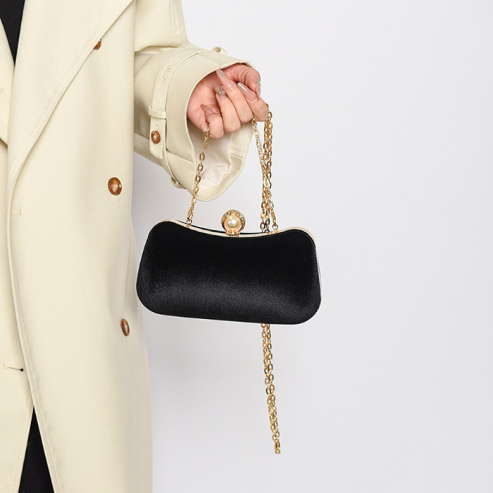 Geantă clutch neagră elegantă cu lanț auriu și închidere tip perlă [7]