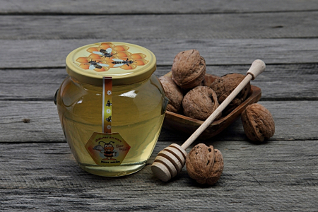 Set Produs Apicol 1Borcan cu miere salcam, 750 grame +1 Borcan faguri in miere salcam,750 grame+ 1 Bat miere spiralat, Miere naturala, Boutique Deluxe, Gust Autentic si Beneficii pentru Sanatate [1]