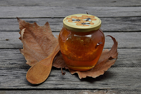 Set Produs Apicol 1Borcan cu miere tei 750 grame +1 Borcan faguri in miere tei 750 grame+ 1 Bat miere spiralat, Miere naturala, Boutique Deluxe, Gust Autentic si Beneficii pentru Sanatate [2]